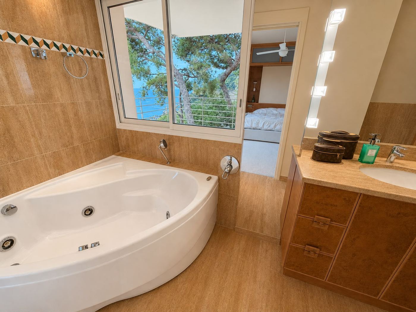 Salle de bain avec balnéo