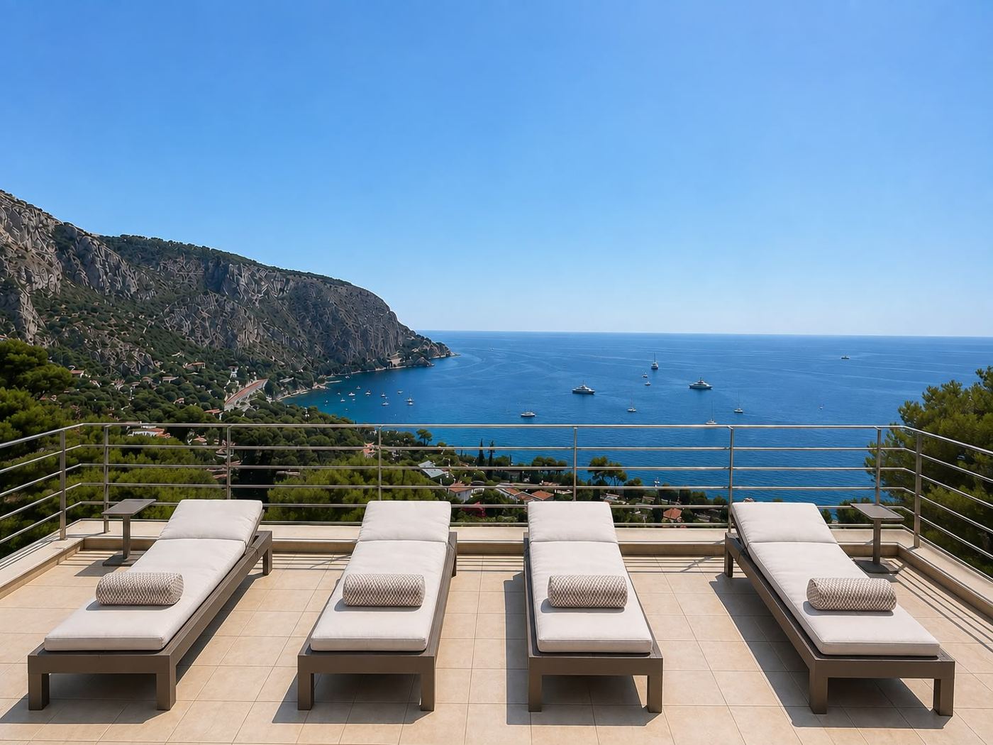Toit-terrasse avec transats face à la baie