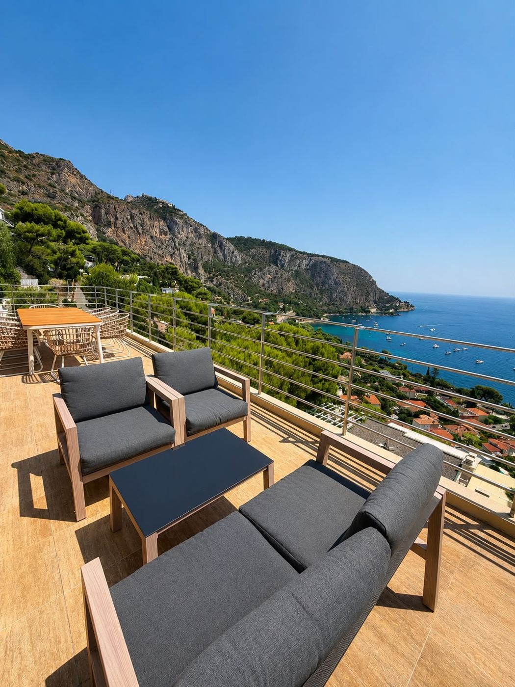 Terrasse avec salon extérieur et vue sur la côte